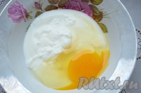 Йогурт взбить с яйцом.