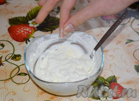 Солим смесь творога и сметаны по вкусу.