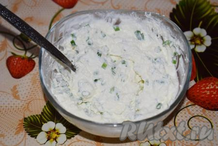 Смешиваем творог с зеленью, добавляем свежемолотый перец по вкусу. Соленый творог с зеленью готов. Это блюдо можно разнообразить, добавив в творожную массу кусочки отварных яиц, соленой или копченой рыбы, авокадо, измельченный (или пропущенный через пресс) чеснок - экспериментируйте, добавляя ингредиенты по вашему вкусу.