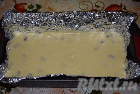 Выливаем тесто в форму для выпечки (у меня форма размером 20х10 см), застеленную фольгой (или пергаментом), и отправляем ее в разогретую духовку. Выпекаем кекс 40-45 минут при температуре 180 градусов.