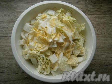 Морковь и чеснок очистить. Пекинскую капусту нарезать средними кусочками, посолить, чуть примять руками.