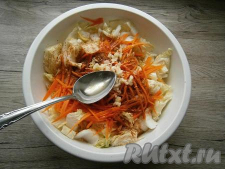 Залить салат, не перемешивая, кипящим растительным маслом, влить уксус.