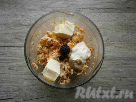 Немного измельчить мясо с овощами, добавить размягченное сливочное масло, майонез и горчицу.