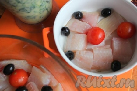 Формы для духовки смажьте оливковым маслом, положите кусочки рыбы, помидоры, маслины.
