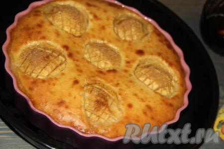 Готовность пирога проверить сухой зубочисткой (при прокалывании готовой выпечки зубочистка должна остаться сухой) и достать из духовки.