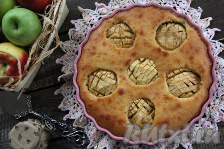 Вот такой красивый, ароматный и очень вкусный получился пирог с начинкой из половинок яблок.
