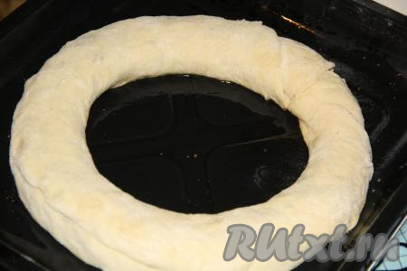 Противень для выпекания смазать растительным маслом и выложить рулет на противень, сформировав круг. Хорошо скрепить края.