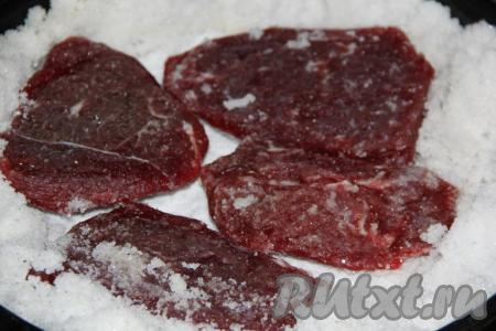 Через сутки раскопать мясо. Вокруг кусочков будет мокрая соль с кровью. Всю влажную соль убрать и подсыпать сухой слой соли. Мясо не промывать (!). Снова мясо, полностью покрытое солью, отправить на сутки в холодильник. Через сутки снова убрать влажную соль (у меня на третий раз практически не было влажной соли), подсыпать сухую соль и снова мясо под солевой шубой отправить в холодильник.