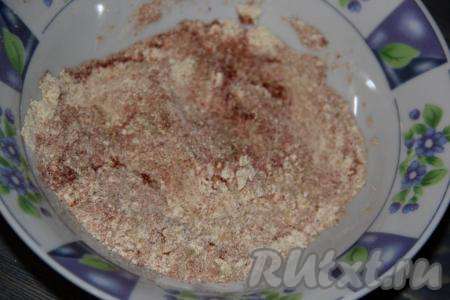 Перемешать все специи и влить воду. Воду вливать понемногу, тщательно перемешивая массу лопаткой. Понадобится, примерно, 50-70 мл воды.