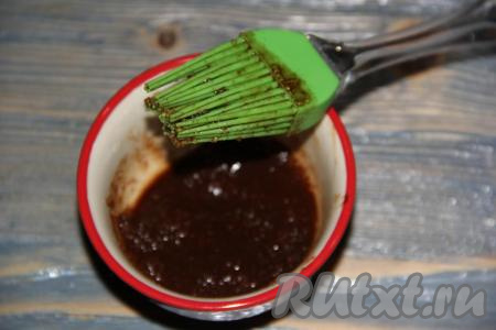 Масло с сахаром и корицей слегка прогреть в микроволновке (до полного растворения масла и сахара).