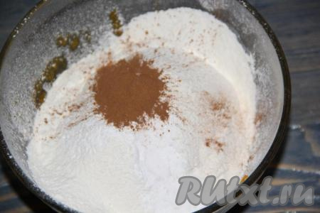 Далее всыпать просеянную муку, соль, соду, разрыхлитель и корицу.