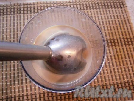 Получившийся напиток взбить погружным блендером (или миксером).