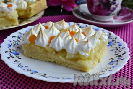 Песочный пирог с яблоками и безе