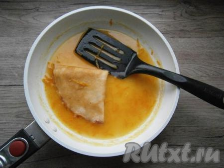 Лопаткой складывать блинчик вчетверо прямо в соусе. Затем выкладывать блинчик в соусе на тарелку, а в сковороду с соусом помещать следующий блин и тоже складывать его вчетверо в соусе, а затем выкладывать на тарелку.
