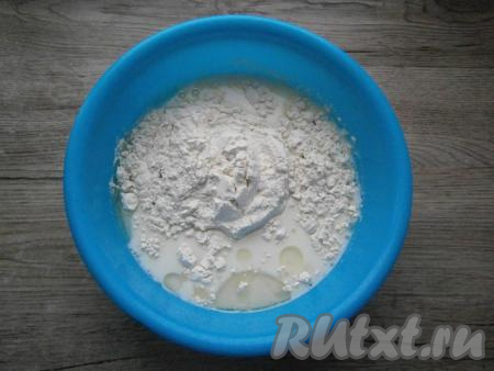 Для приготовления теста в теплое молоко влить растительное масло, добавить соль и сахар, перемешать. Всыпать муку.