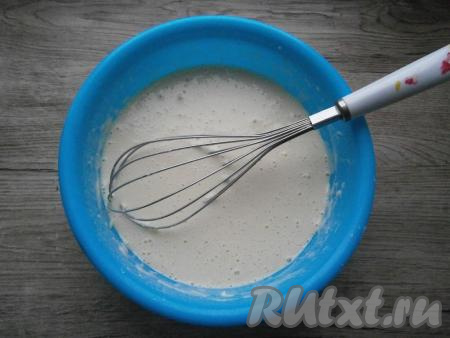 Еще раз перемешать, взбить венчиком, замешивая блинное тесто, которое будет жидковатым. Блинчики в готовом виде должны получиться тонкими.