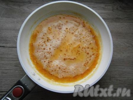Снять сковороду с огня. Помещать в соус по одному блинчику.
