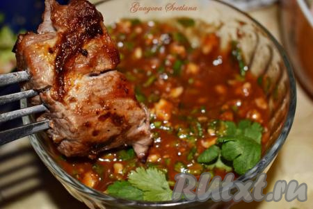 Такой томатный соус прекрасно сочетается с любыми блюдами из мяса или птицы, а к шашлыку он подходит идеально. Вкус кинзы, зеленого лука и чеснока в сочетании с кисло-сладким кетчупом придают соусу необыкновенный вкус. Непременно попробуйте приготовить соус по данному рецепту, я уверена, он вам понравится!