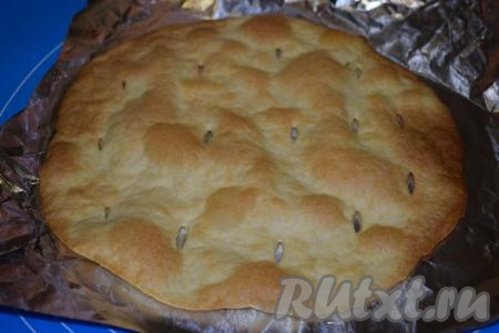 Готовые коржи вынимаем из духовки, складываем стопочкой и охлаждаем. Коржи для "Наполеона" можно приготовить заранее (что очень удобно при нехватке времени в праздничные дни) и хранить около 5 дней в сухом и теплом помещении. А затем, приготовив крем, сформировать "Наполеон" на основе ранее приготовленных коржей и дать торту пропитаться.