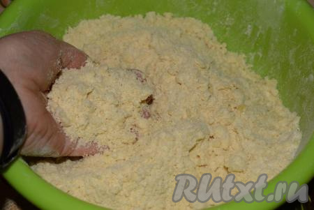 Крошка должна получиться легкой, сыпучей, не липкой и не комкующейся, при необходимости можно добавить еще немного муки.