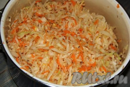 Хорошо помять капусту руками (до выделения сока).