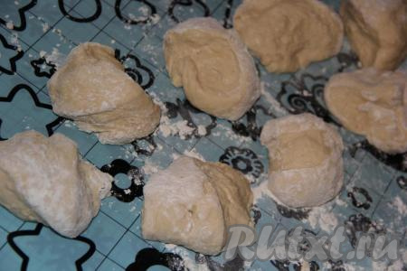 Готовое тесто обмять, выложить на стол, припыленный мукой. Разделить тесто на 8-10 частей.