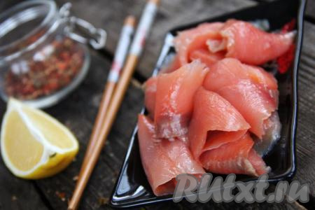 Через сутки горбушу, засоленную по этому рецепту, можно кушать. Посмотрите, какая красивая, маслянистая и очень вкусная слабосолёная горбуша получилась, такая рыба, приготовленная в домашних условиях, не уступает по вкусу сёмге.