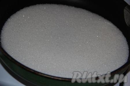 В сковороду всыпать 200 грамм сахара и поставить на большой огонь. 