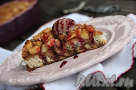 Нежнейшую, необыкновенно вкусную шарлотку, приготовленную  из черствого хлеба с яблоками, слегка остудить, нарезать на кусочки и подать к столу (я подала с шариком мороженого). Приготовьте этот десерт и вы снова и снова будете возвращаться к этому рецепту!