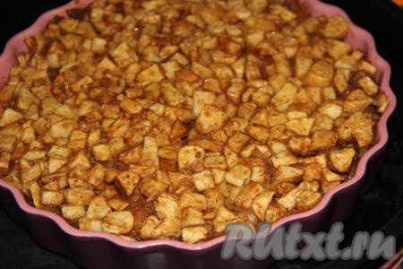 Выпекать шарлотку из хлеба с яблоками в разогретой духовке при температуре 200 градусов, примерно, 40 минут (до образования красивой корочки).