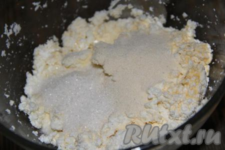 Затем всыпать сахар и манку.