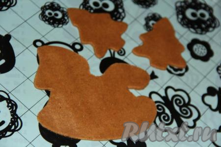 Раскатать готовое тесто в пласт толщиной 2-3 мм. Вырезать фигурки ножом, можно воспользоваться вырубкой для печенья. Я вырезала ножом по шаблону. Работать с тестом лучше, когда оно холодное, в таком случае оно не стягивается и не деформируется.