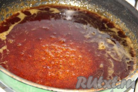 Затем влить в сковороду крутой кипяток! Делать это нужно аккуратно, карамель начнёт бурлить и пузыриться. Воду вливать небольшими порциями, но быстро, интенсивно перемешивая. Затем всыпать оставшийся сахар и довести смесь до однородного состояния.