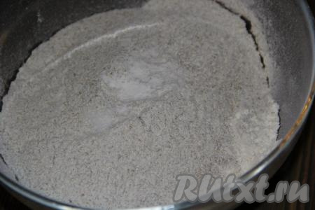 В отдельную ёмкость просеять ржаную и оставшуюся пшеничную муку, всыпать соль, перемешать.
