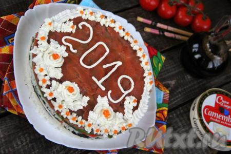 Затем снять бортик и украсить наш торт цветочками из творожного сыра и красной икрой. Вот такой красивый  и очень вкусный суши торт получился. Он прекрасно нарезается на ровные кусочки, не забудьте подать соевый соус. Приготовьте суши торт в домашних условиях по этому рецепту и  насладитесь его прекрасным вкусом!