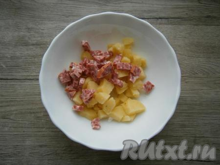 Очищенный картофель нарезать крупными кусочками, добавить нарезанную произвольно колбасу. Если у вас нет колбасы или вы соблюдаете Пост, то можно смело готовить этот салатик и без колбаски.