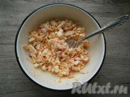 Посолить салатик и тщательно перемешать.