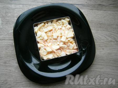 Выложить салат в салатник или порционно на тарелку с помощью кулинарного кольца.