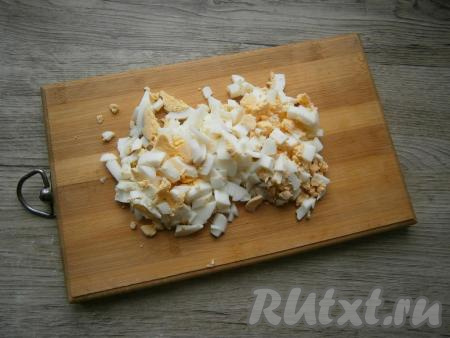 Яйца, сваренные вкрутую, очистить от скорлупы и порубить ножом.