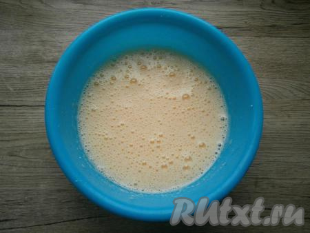 Миксером взбить яйца с сахаром до пышной, светлой массы.