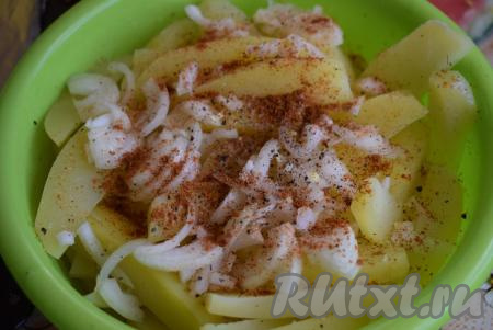 Затем в глубокую миску складываем картофель, лук, нарезанный полукольцами, и шампиньоны, солим, перчим, добавляем специи по вкусу. 