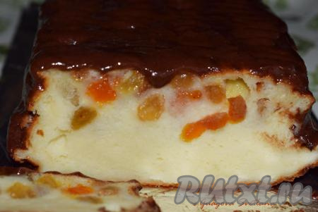 Вот такой получается сырник в разрезе  - плотный, нежный, с кусочками сухофруктов.