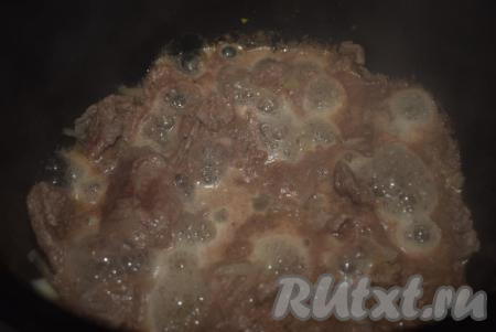 Закрываем крышку мультиварки и жарим мясо, периодически помешивая, до полного выпаривания жидкости (примерно, 25 минут).