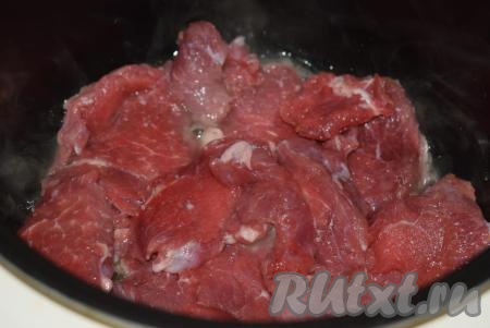 Мультиварку ставим на режим "Жарка", выбрав вид продукта "Мясо", включаем и ждем начала обратного отсчета. Затем добавляем в чашу мультиварки растительное и сливочное масло, разогреваем и выкладываем кусочки нарезанной говядины. 