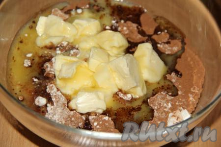 Слегка перемешать сухую смесь и добавить кусочки мягкого масла (я слегка растопила масло).