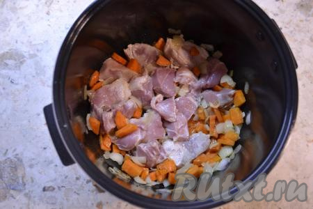 Выставить программу "Жарка" на 18 минут. Обжаривать овощи, помешивая, минут 7, после чего добавить мясо, нарезанное средними кусочками. Обжаривать далее, иногда перемешивая, до окончания программы.