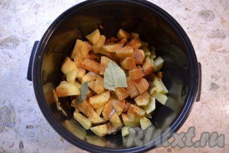 Затем добавить в чашу нарезанный довольно крупными кубиками (или кусочками) картофель, всыпать соль, специи, чесночный перец и паприку, добавить лавровый лист, перемешать. 