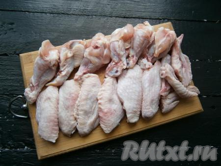Морковь, чеснок и лук очистить. Куриные крылья вымыть, разрезать на 3 части. Кончики можете убрать и использовать для приготовления супа, я оставила, их у меня любят погрызть.