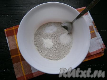 К ржаной муке добавить соль, сахар и разрыхлитель.