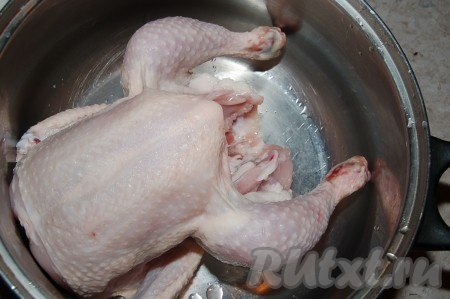 Взять курицу, помыть, отрезать лишний жир.